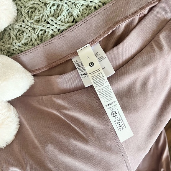 NWT lululemon Drapey Softstreme flared pant- twilight rose, size L - Picture 3 of 7